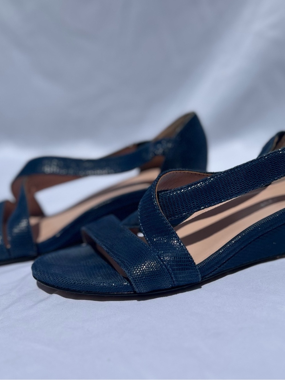 Taryn Rose Women’s Navy Blue Crisscross Wedge Sandals size 9 1/2 - Picture 4 of 8